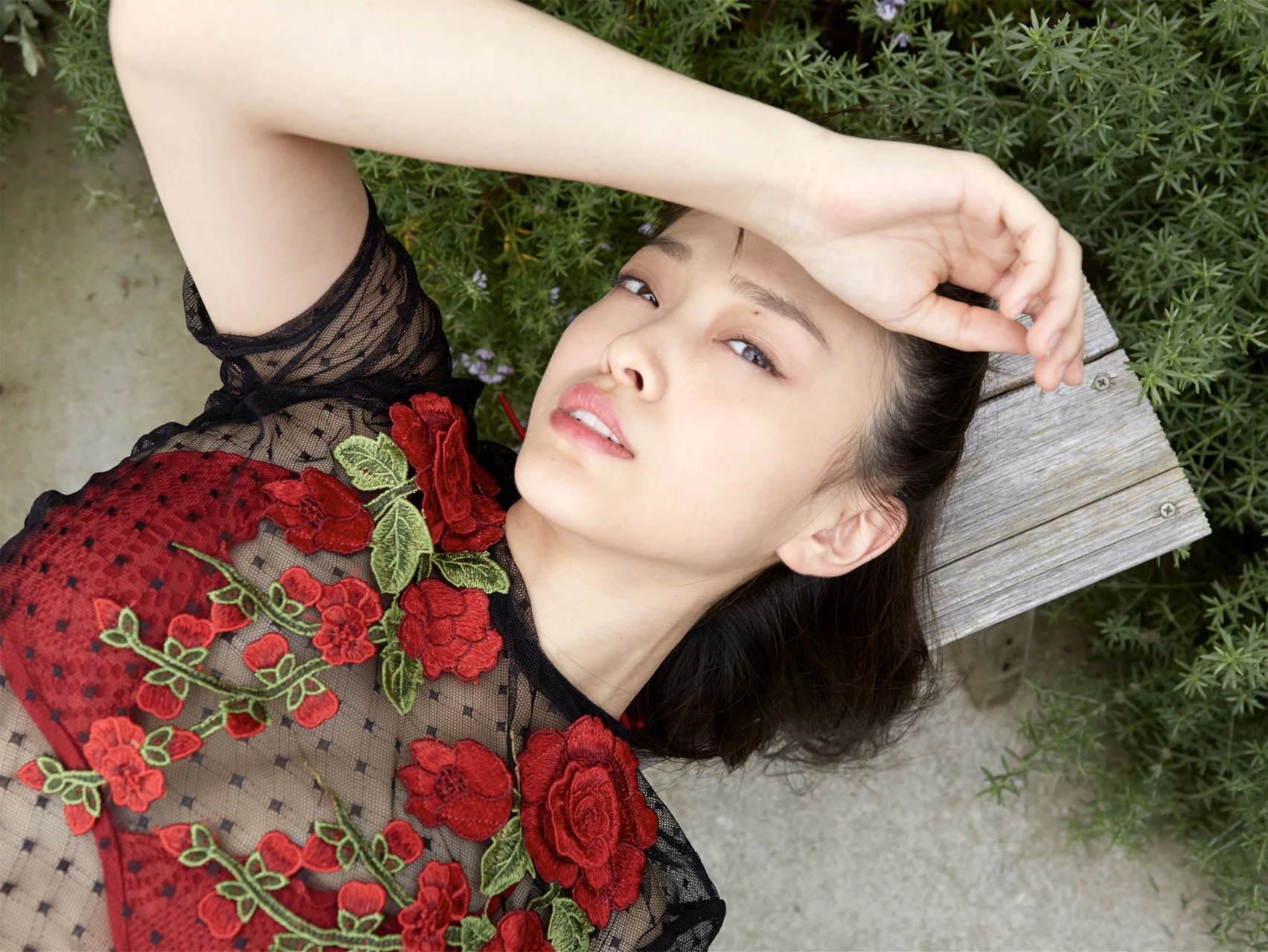 Mari Yamachi Quyến Rũ Ướt Át Với Chiếc Áo Mỏng Manh