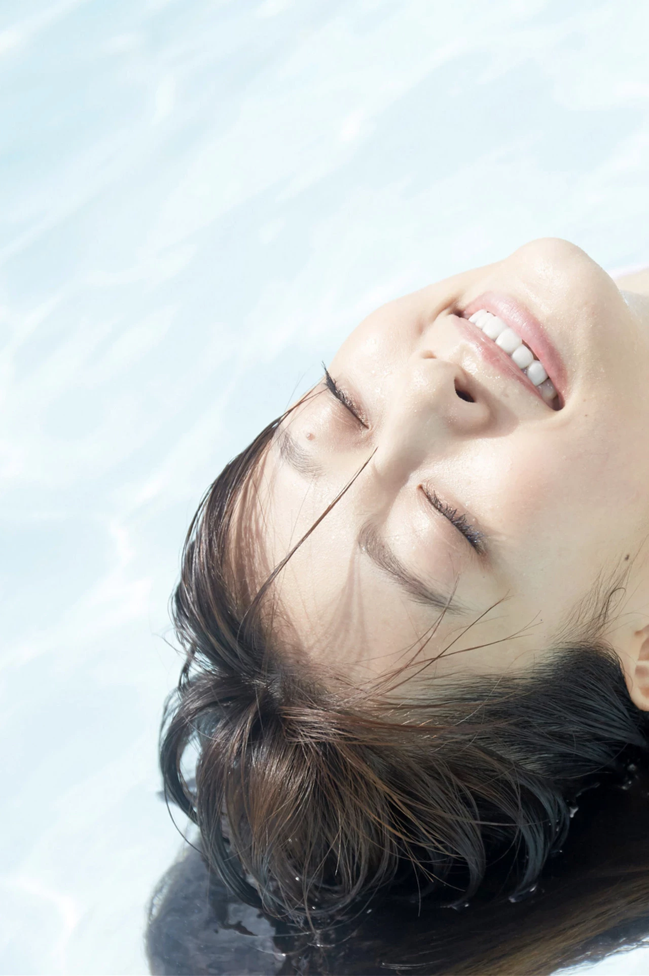 Mari Yamachi Quyến Rũ Ướt Át Với Chiếc Áo Mỏng Manh