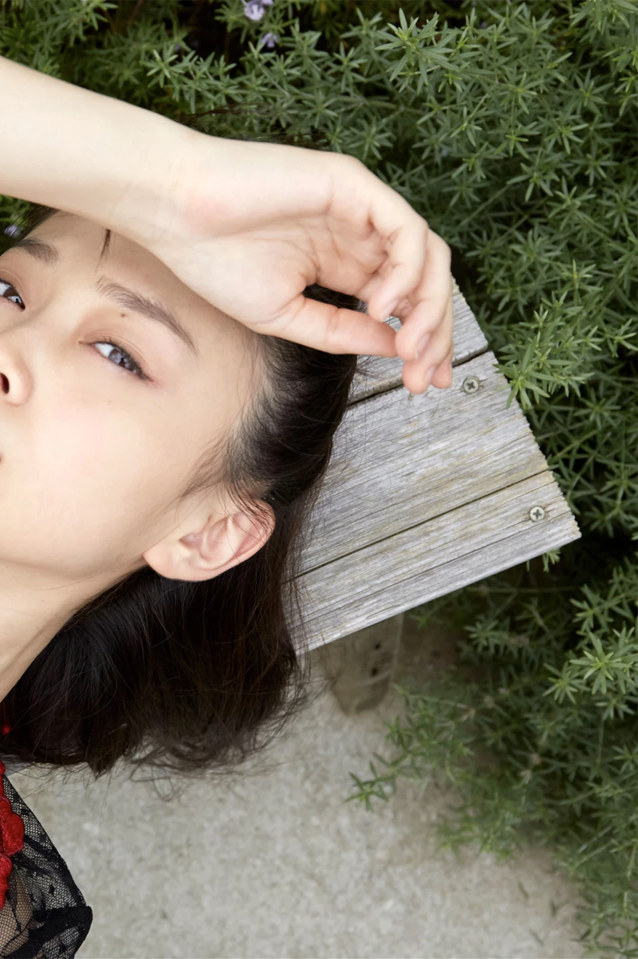Mari Yamachi Quyến Rũ Ướt Át Với Chiếc Áo Mỏng Manh